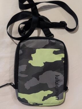 lululemon athletica Camo Crossbody Pouch - Black/Gray/Green